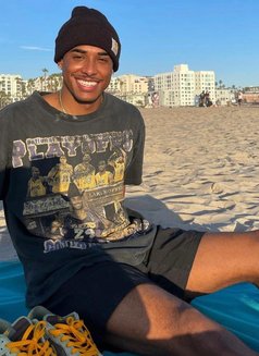 Thomas For Ladies and couples - Male escort in Abu Dhabi Photo 3 of 3