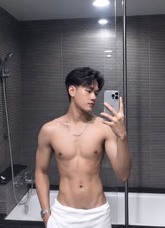 Thomas - Male escort in Bali Photo 1 of 5