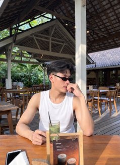 Thomas - Male escort in Bali Photo 2 of 5
