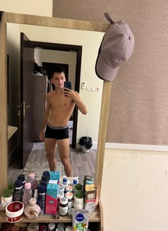 Thomas Tom - Male escort in Riyadh Photo 3 of 11
