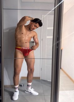 Thonny - masseur in Malta Photo 2 of 12