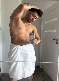 Thonny - masseur in Malta Photo 7 of 12