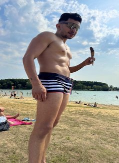 Thonny - masseur in Malta Photo 9 of 12