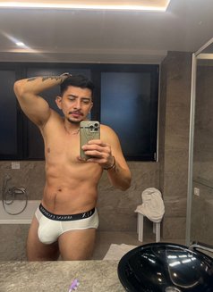 Thonny - masseur in Malta Photo 12 of 12