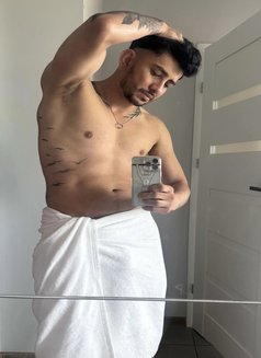 Thonny - masseur in Malta Photo 3 of 18
