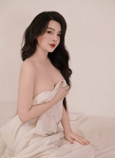 Thu Hồng - masseuse in Singapore Photo 4 of 4