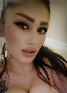 Tia - escort in Beirut Photo 4 of 5