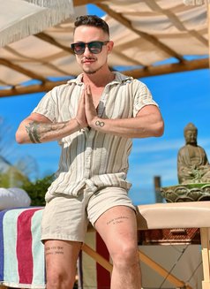 Tiago Masseur - Acompañantes masculino in Dubai Photo 3 of 7