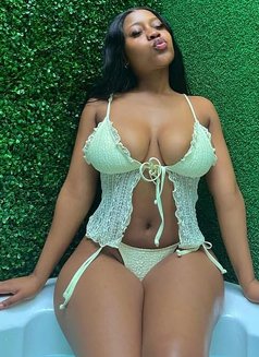 Tiana, Hot Independent Queen - puta in Pattaya Photo 2 of 5