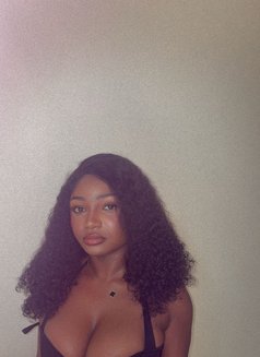 Tiana - masseuse in Abu Dhabi Photo 3 of 3