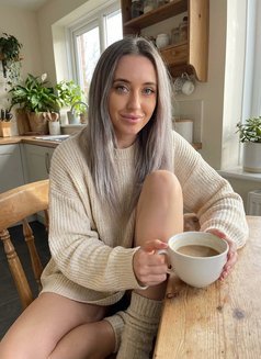 Tiffani - escort in Hong Kong Photo 2 of 3