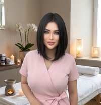 Tina professional with massage table - puta in Riyadh