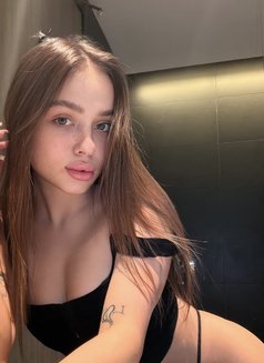 Tina - escort in Singapore Photo 7 of 7