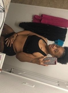 Tina - escort in Al Ain Photo 2 of 3