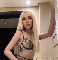 More top hot cum - Transsexual escort in Dubai