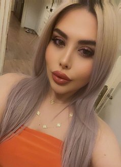 Tina - puta in İstanbul Photo 1 of 6