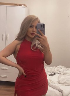 Tina - puta in İstanbul Photo 2 of 6