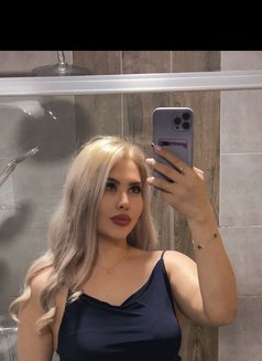 Tina - puta in İstanbul Photo 5 of 6