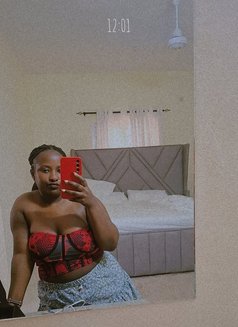 Tinah - masseuse in Nairobi Photo 2 of 8