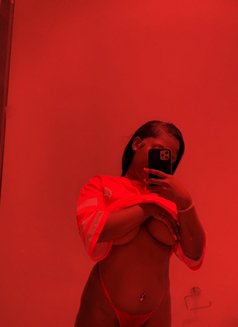 Tinashe - puta in Accra Photo 1 of 6