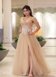 Tisha - puta in Dubai Photo 3 of 7