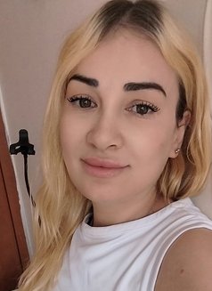 Tisshie - puta in Al Manama Photo 1 of 3