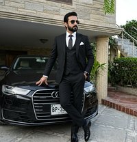 Tom Wilson - Male adult performer in Islamabad