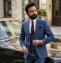 Tom Wilson - Male adult performer in Islamabad