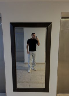 Tomi - masseur in Dubai Photo 3 of 6