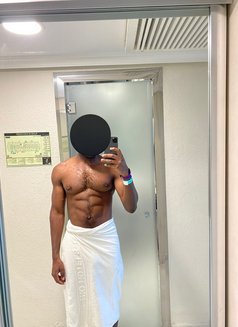 Tommy Bigxxx - Male escort in Doha Photo 2 of 8