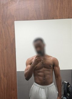 Tommy Bigxxx - Male escort in Doha Photo 3 of 8