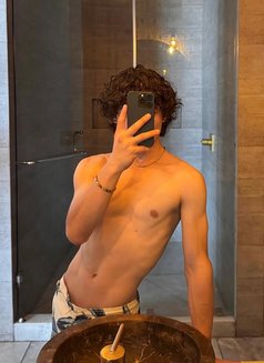 🇹🇷 Tommy 🇨🇦 - Male escort in İstanbul Photo 16 of 17