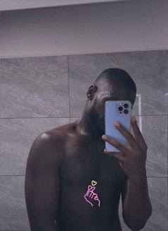 Tonny - Male escort in Riyadh Photo 3 of 8