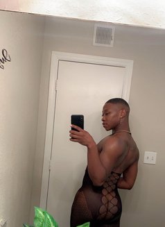 Tonny - Male escort in Riyadh Photo 5 of 9