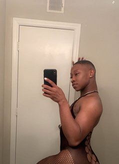 Tonny - Male escort in Riyadh Photo 6 of 9