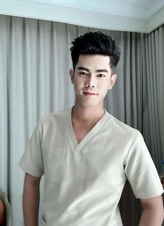 Tony So Hot - masseur in Abu Dhabi Photo 4 of 5