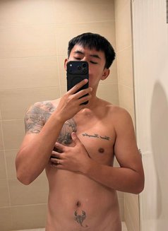 Tony Th - masseur in Al Manama Photo 1 of 2