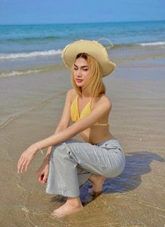 Top & Bottom Ladyboy Big Dick in Oman - Acompañantes transexual in Muscat Photo 1 of 3