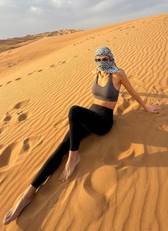 Trisha - puta in Dubai Photo 12 of 19