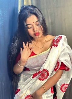 Trusted Female Escorts With Hand 2 Han - puta in Chennai Photo 1 of 3