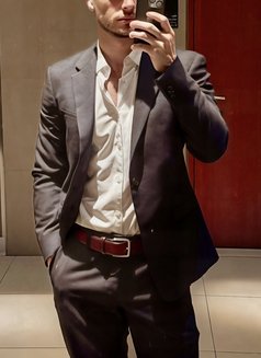 Trusted Companion & Masculine Bull - Acompañantes masculino in Dubai Photo 8 of 11