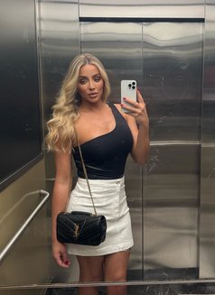 Ts Sophieluxe - Transsexual escort in Paris Photo 2 of 17