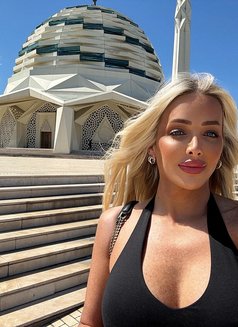 Ts Sophieluxe - Transsexual escort in Paris Photo 9 of 17