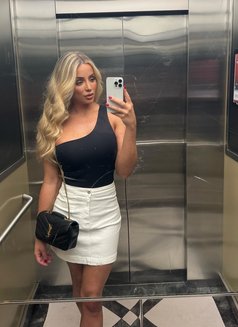 Ts Sophieluxe - Transsexual escort in Paris Photo 10 of 17
