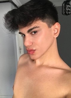 Twink Andy - Male escort in Riyadh Photo 1 of 2