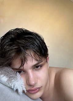 Twink Aref - Male escort in İstanbul Photo 2 of 6
