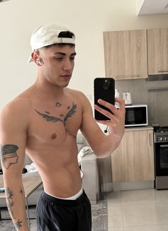 Twınk Boy - Male escort in İstanbul Photo 6 of 7