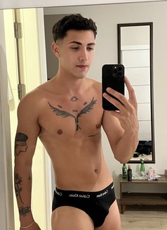 Twınk Boy - Male escort in İstanbul Photo 7 of 8