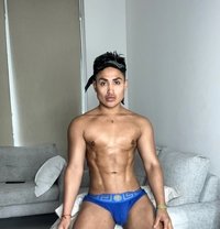 Twink Colombian vers - Male escort in Dubai Photo 4 of 13