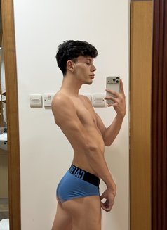 Twink - Male escort in Dubai Photo 4 of 11